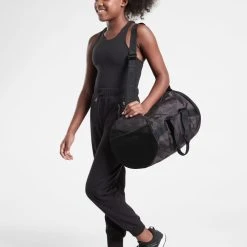 Athleta Limitless Overnight Bag - Kids' -Darn Tough Sales 0ca50f4c 3019 4fa2 a19c 868a730b5cbb